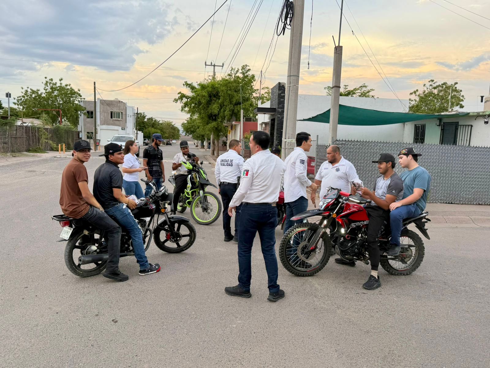 Campaña para el uso del casco en moto en Guamúchil