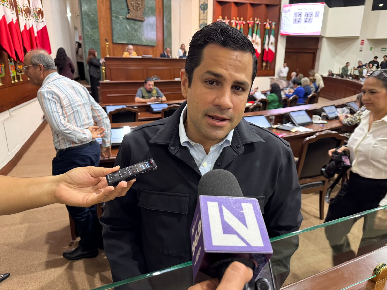 Carlos Escobar alza la mano por la Alcaldía de Mazatlán