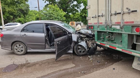 Choque por alcance deja dos lesionados leves en Bachigualato de Culiacán