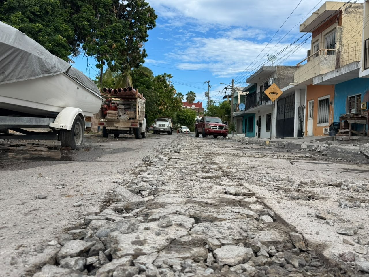 Cierran la calle Papagayos por renovación del drenaje en Mazatlán, Sinaloa