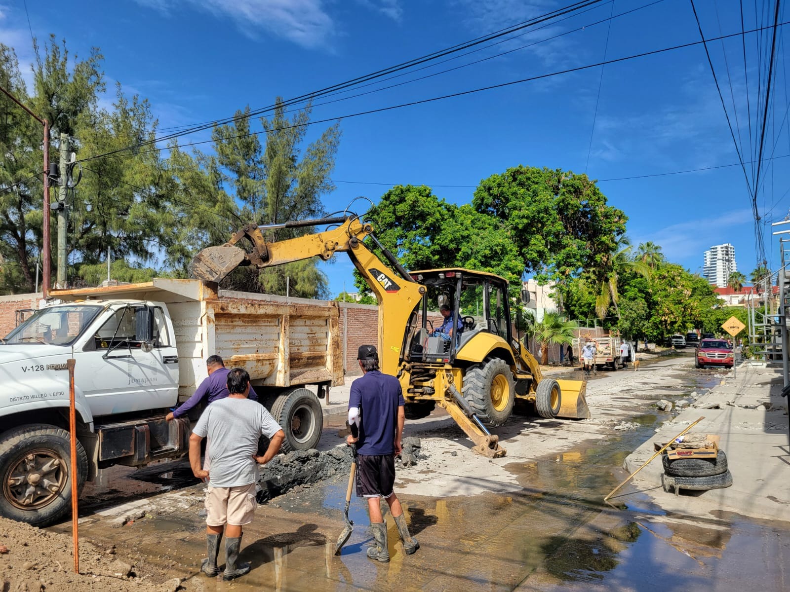 Cierran la calle Papagayos por renovación del drenaje en Mazatlán, Sinaloa