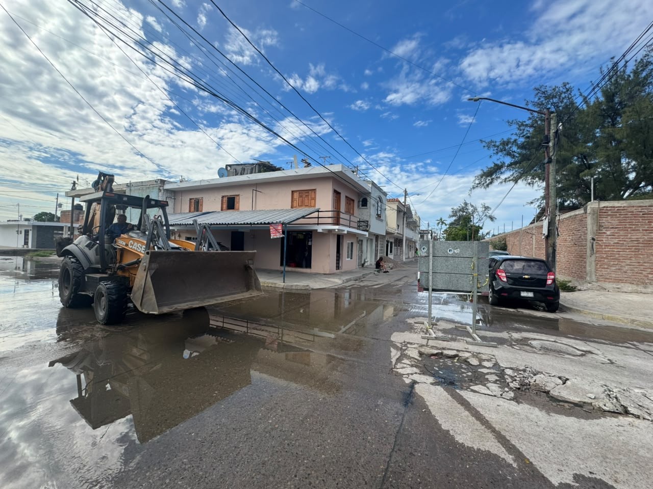 Cierran la calle Papagayos por renovación del drenaje en Mazatlán, Sinaloa
