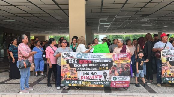 Ciudadanos se manifiestan de nueva cuenta por altos cobros de la CFE; acuerdan mesa de trabajo con el Gobierno del Estado