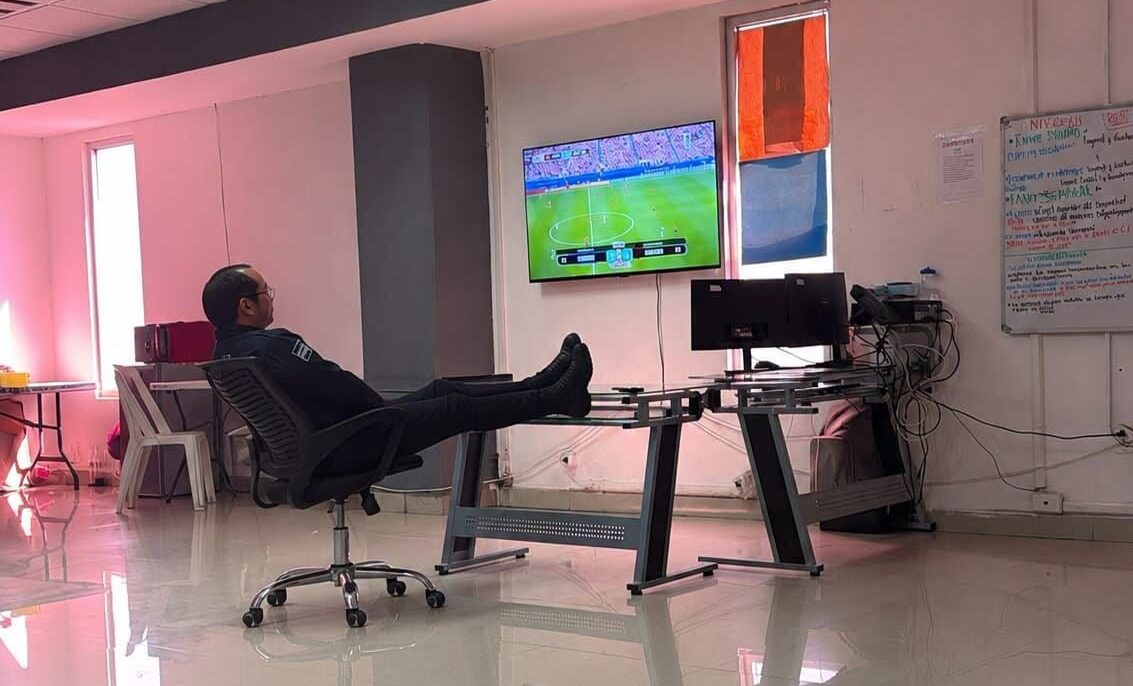 Comandante es cachado viendo el mundial