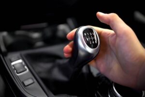 Cómo frenar con carro automático en descensos 