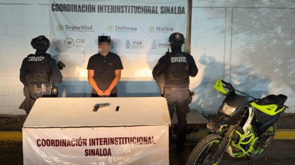 Con arma fajada, detienen a motociclista en la colonia El Barrio, en Culiacán, Sinaloa