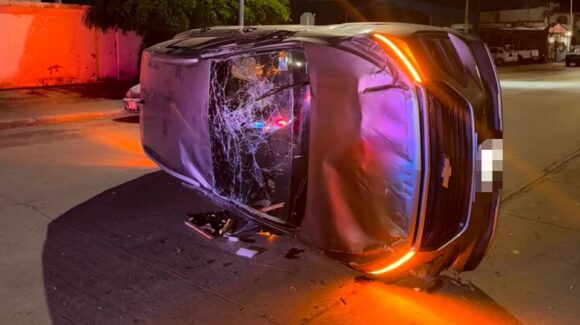 Conductor terminó volcado al chocar contra vehículo estacionado en Guasave, Sinaloa