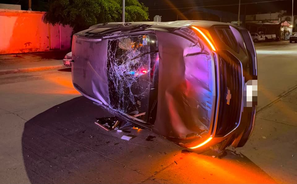 Conductor terminó volcado al chocar contra vehículo estacionado en Guasave, Sinaloa