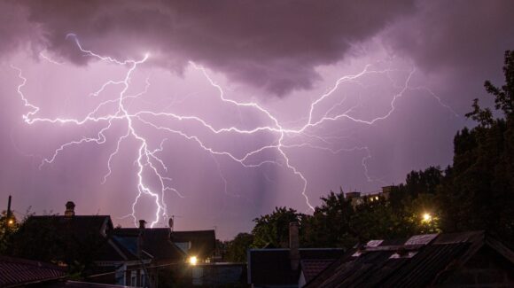 Las tormentas eléctricas pueden afectar tus dispositivos: descubre cómo prevenir daños con acciones sencillas