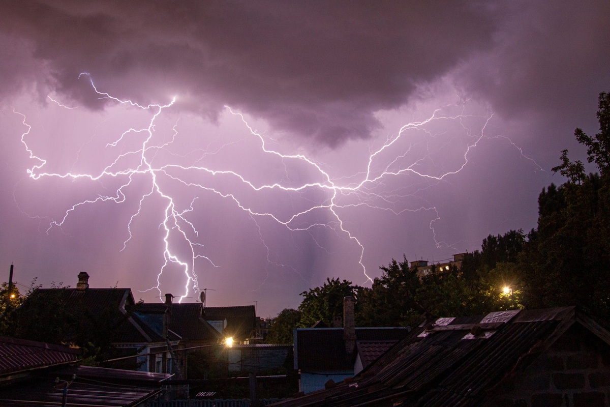 Consejos para proteger tus aparatos eléctricos de una tormenta