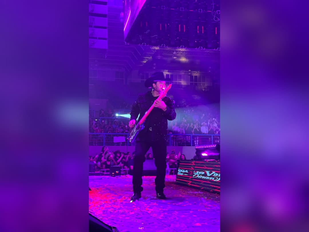 Cornelio Vega JR en concierto en Mazatlán