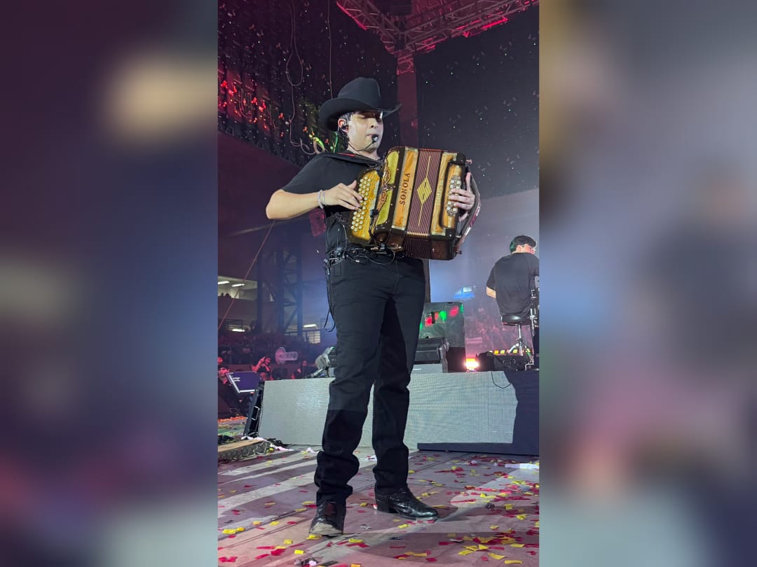 Cornelio Vega JR en concierto en Mazatlán