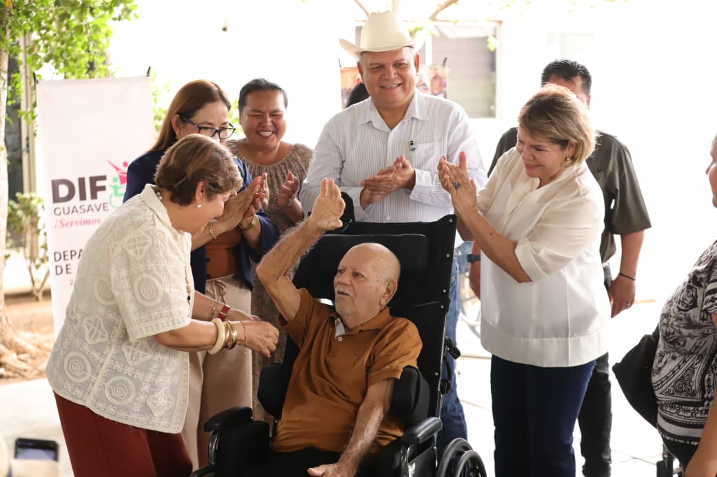 Don Julián recupera movilidad con una nueva silla de ruedas de DIF Sinaloa