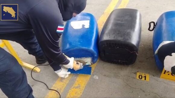 Costa Rica decomisa por primera vez cocaína líquida en el mar