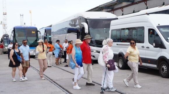 Continúa Mazatlán, Sinaloa, consolidándose como destino preferido de cruceristas; arriba Navigator of the Seas con 3 mil 900 pasajeros