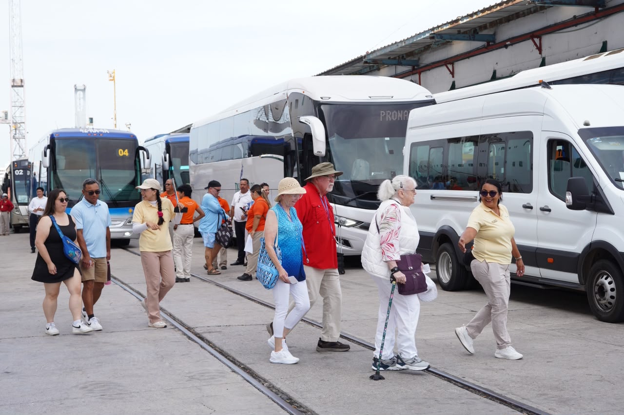 Cruceristas llegando a Mazatlán