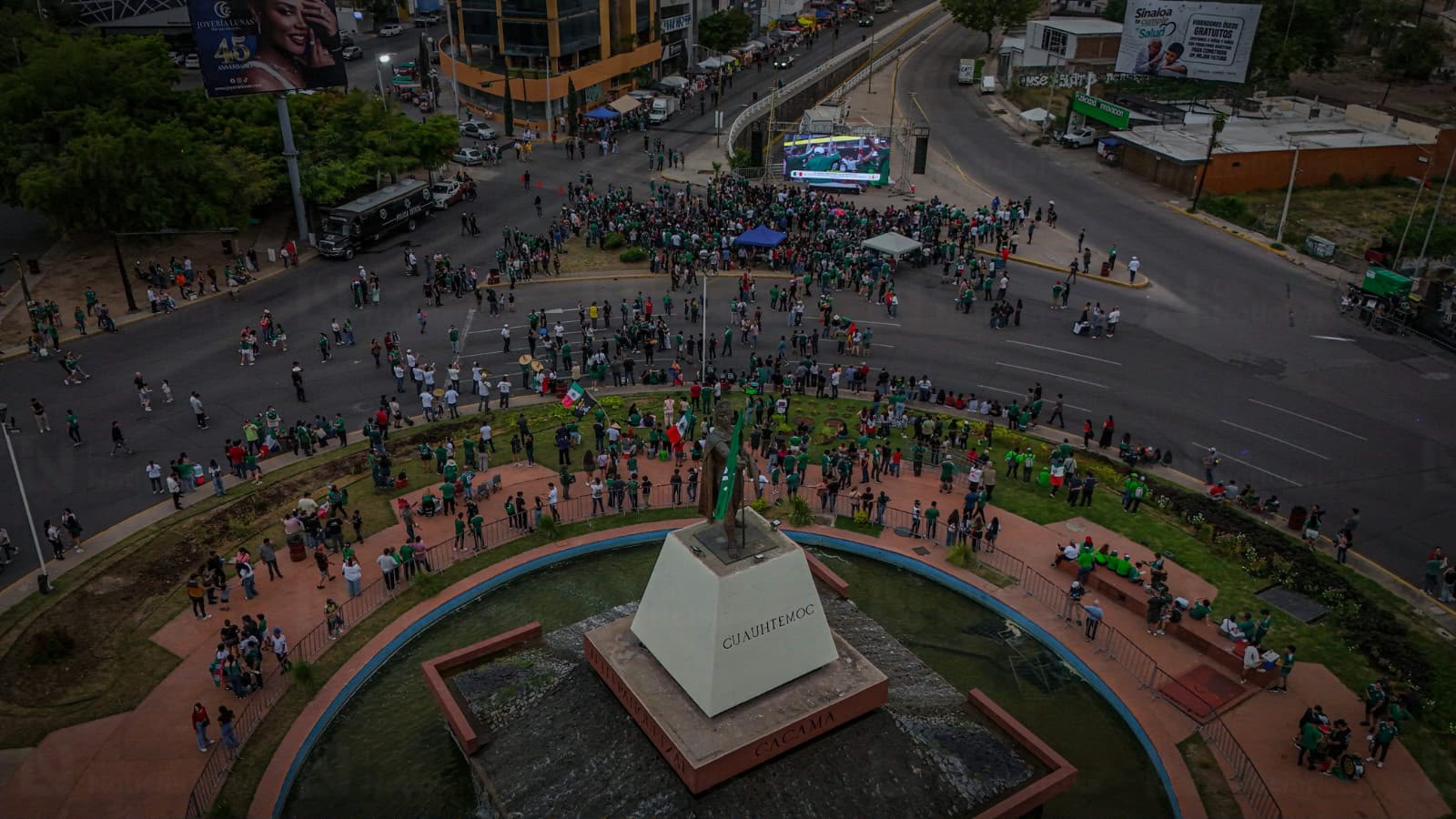 Culiacanenses se concentran en la canasta para ver el juego de México