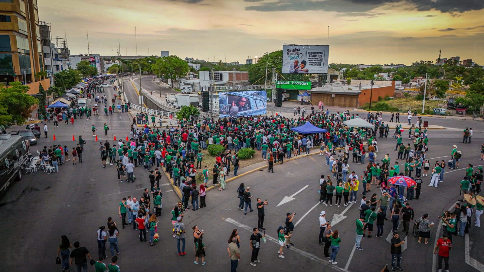 Culiacanenses se concentran en la canasta para ver el juego de México