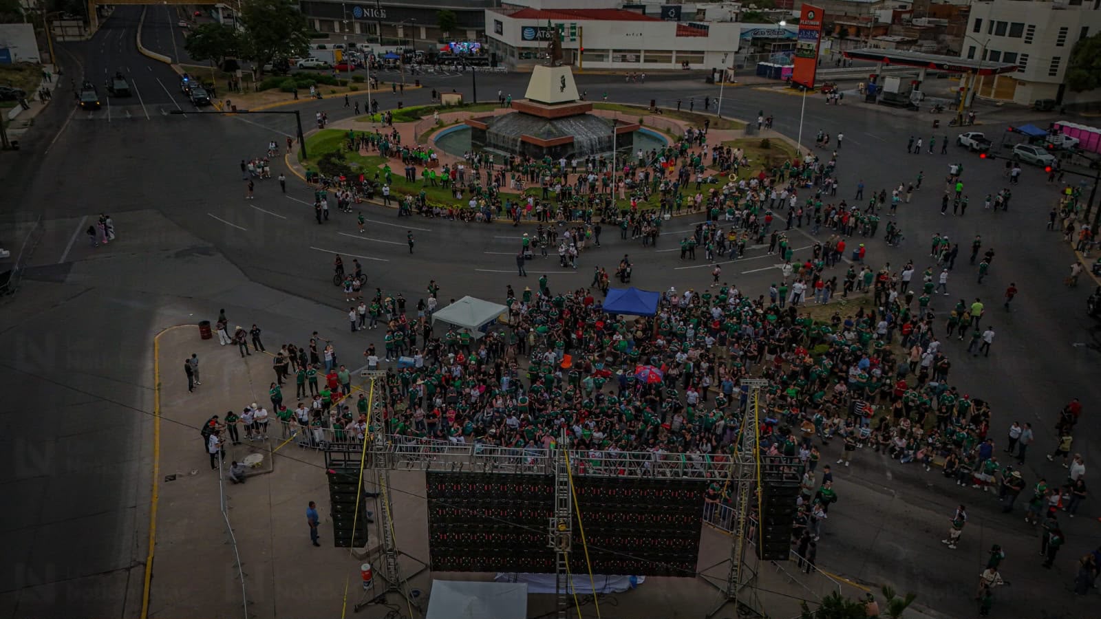 Culiacanenses se concentran en la canasta para ver el juego de México