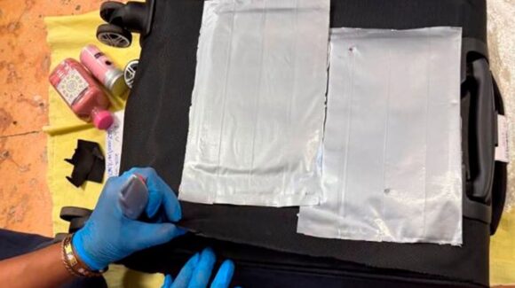 Decomisan ketamina oculta en maleta en el aeropuerto de Cancún; venía de Colombia