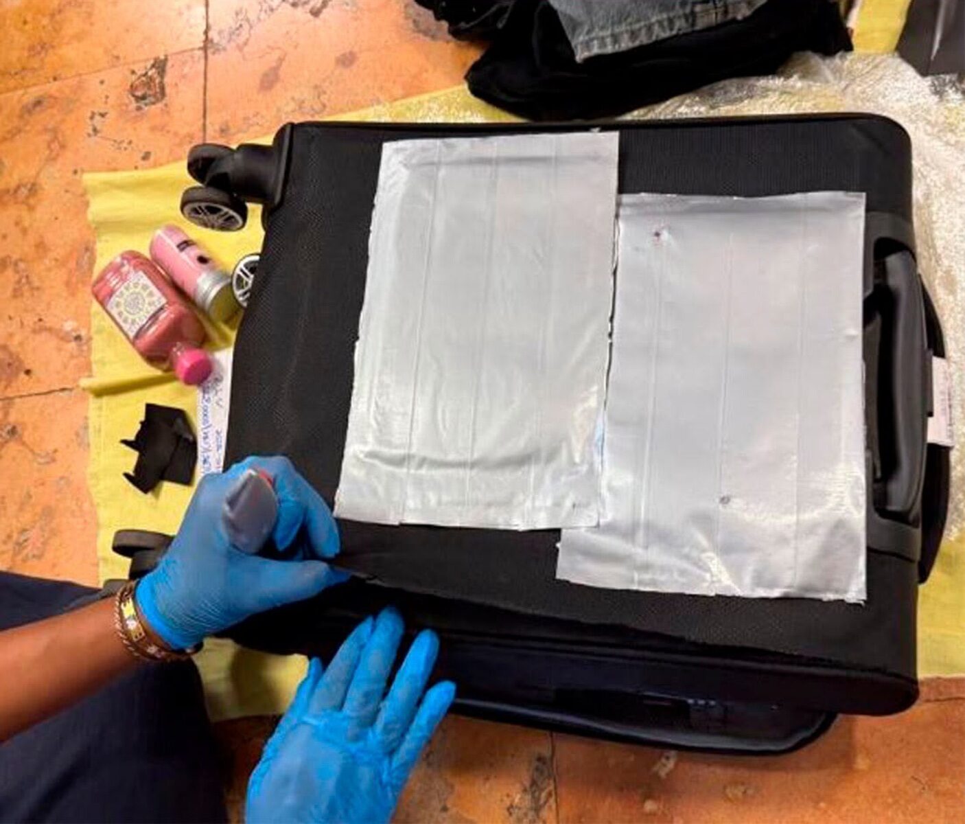 Decomisan ketamina oculta en maleta en el aeropuerto de Cancún; venía de Colombia