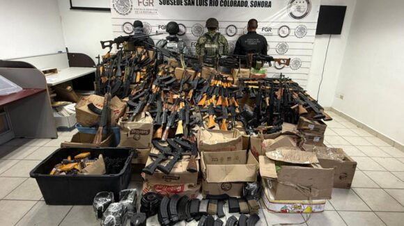 Decomisan arsenal de 81 armas largas y 275 mil cartuchos, además de un inmueble, en Sonora