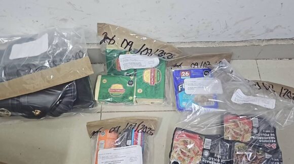 Intentaba llevarse quesos, pollo, jamón y embutidos sin pagar; detienen a mujer en tienda de Mazatlán, Sinaloa