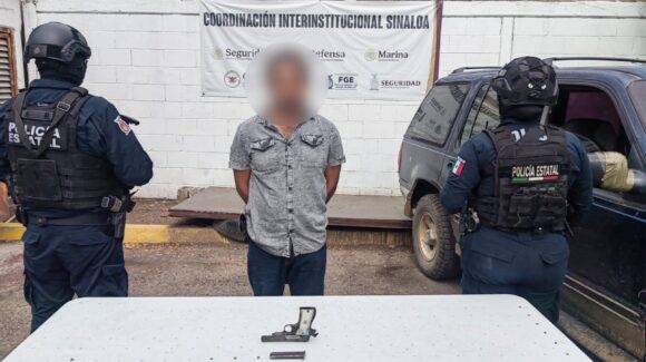 Detienen a un hombre armado y aseguran camioneta sin placas en Culiacán