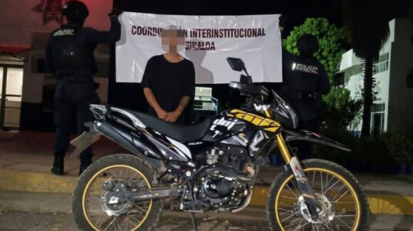 Conducía una motocicleta reportada como robada; detienen a un hombre en Culiacán, Sinaloa