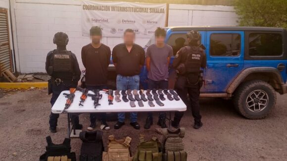 Tres civiles armados son detenidos en Angostura; aseguran armas largas, más de 68 cartuchos y una camioneta