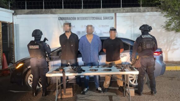 ¡Lograron ubicarlos en un semáforo! Detienen a tres hombres con armas largas, cartuchos y vehículo robado en Culiacán, Sinaloa