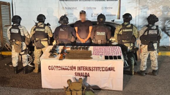 Traía un AK-47, una ametralladora y 100 pastillas de fentanilo; detienen a un hombre en Culiacán, Sinaloa