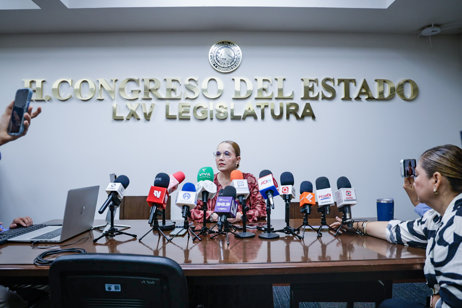Diputada Ely Montoya en conferencia en el Congreso