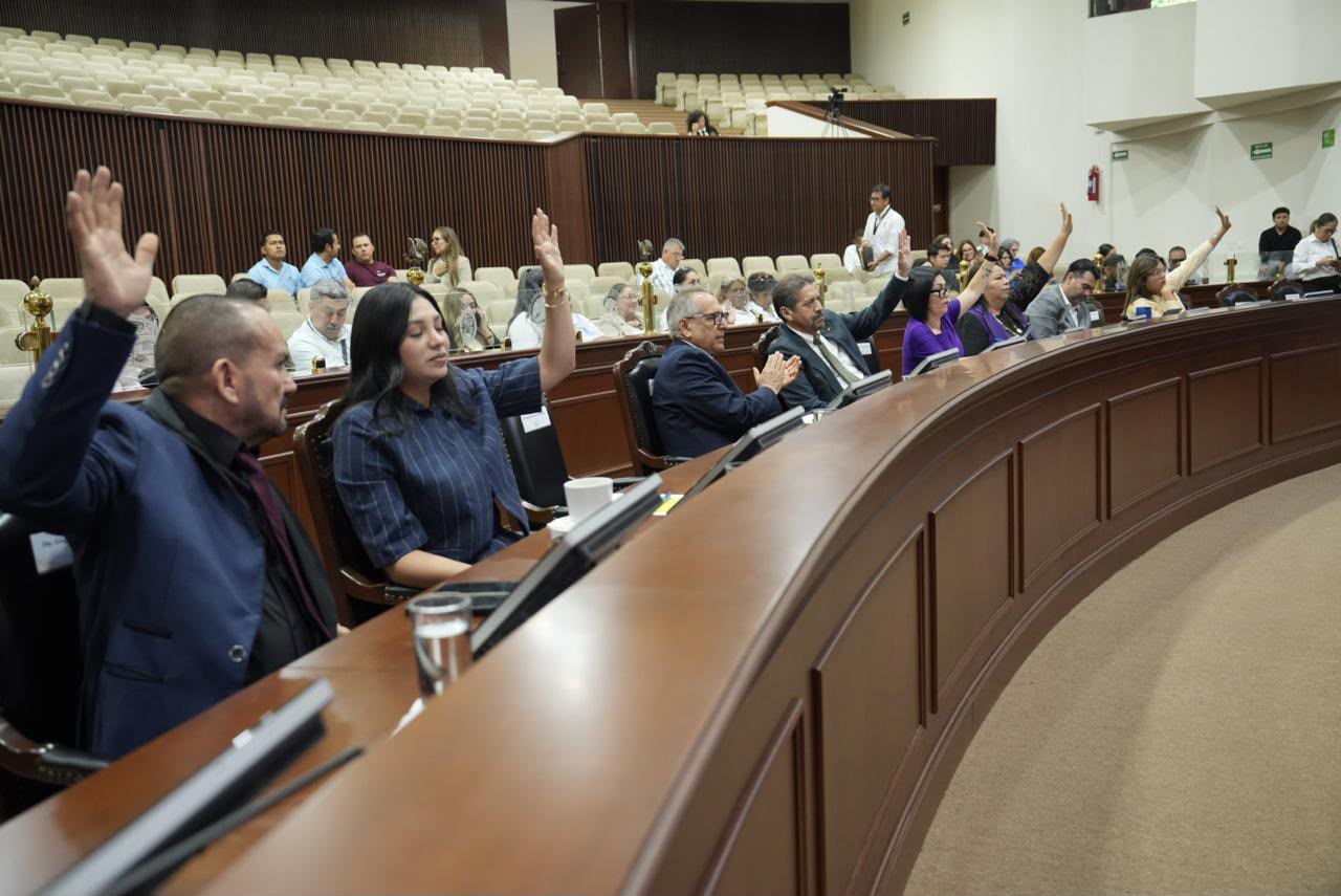 Diputados en aprobación de iniciativa en el Congreso de Sinaloa