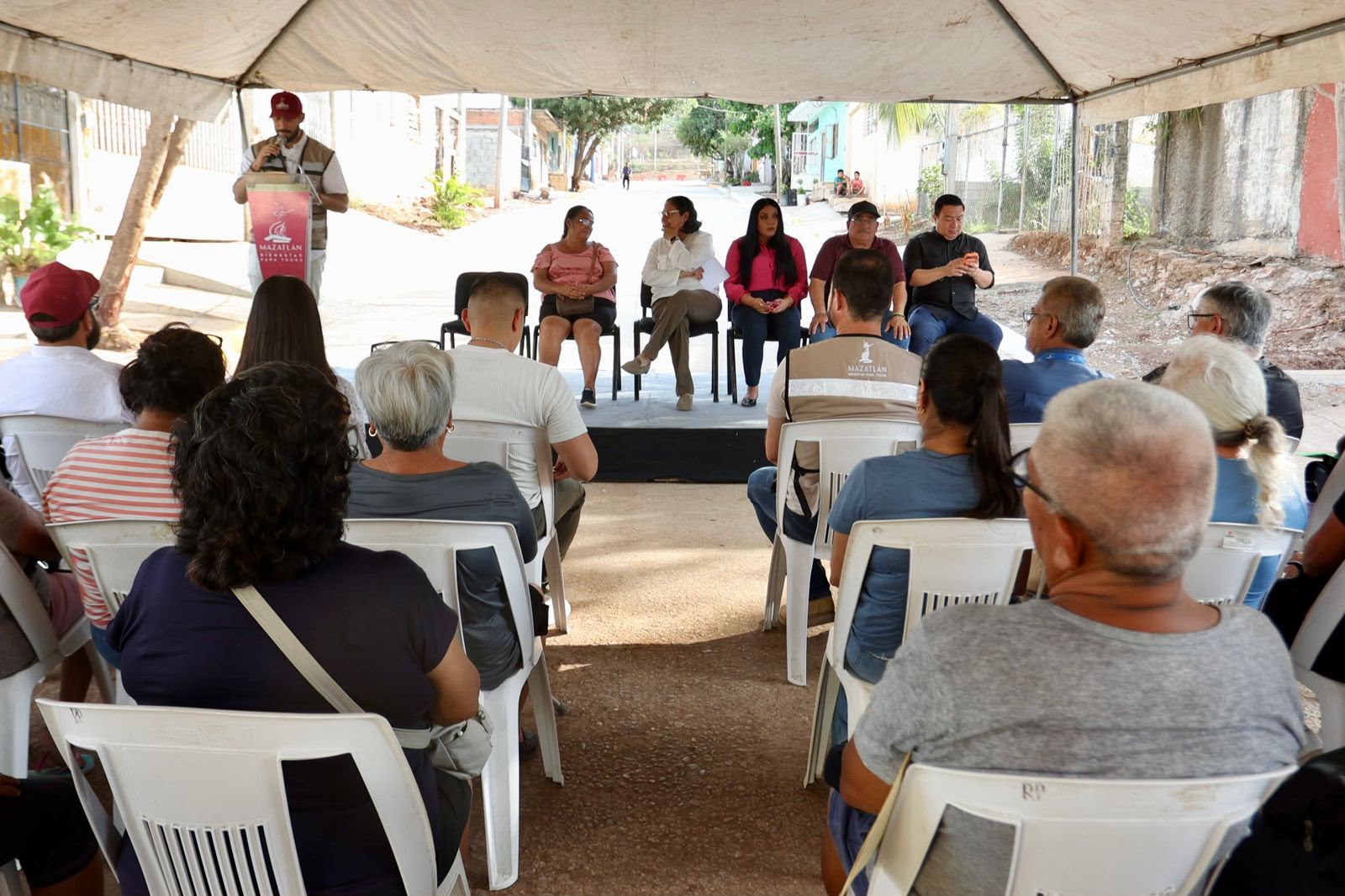 Enntregan calles en colonias de Mazatlán