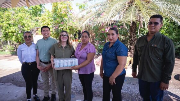 Entrega alcaldesa más de 2 mil litros de agua purificada en la sindicatura de Baila, en Culiacán