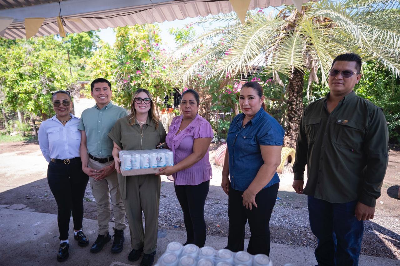 Entrega alcaldesa más de 2 mil litros de agua purificada en la sindicatura de Baila, en Culiacán