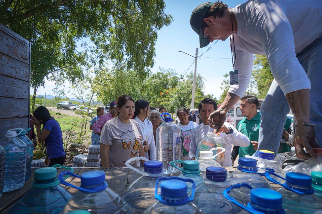 Entrega alcaldesa más de 2 mil litros de agua purificada en la sindicatura de Baila, en Culiacán
