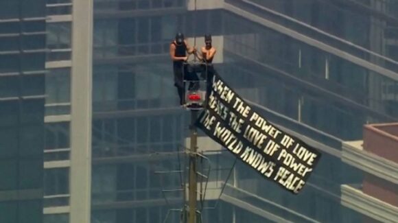 Escalan antena del Empire State y despliegan pancarta sobre “el poder del amor”