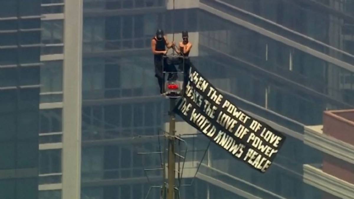 Escalan antena del Empire State y despliegan pancarta sobre “el poder del amor”