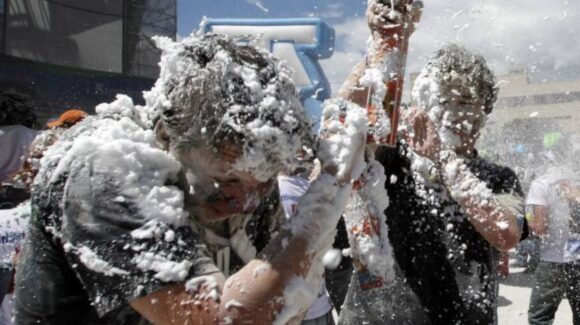 Festejos mundialistas: la espuma provoca irritaciones y problemas respiratorios