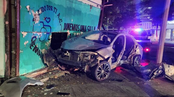 Cuatro heridos deja aparatoso choque en crucero de vialidades en el Centro de Culiacán, Sinaloa