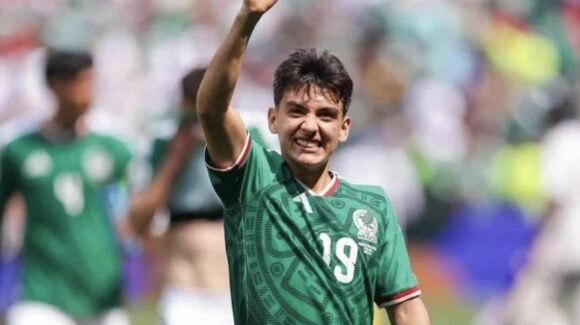 Del Mundial al aula: Gilberto Mora celebra su graduación tras convertirse en la revelación de México en 2026