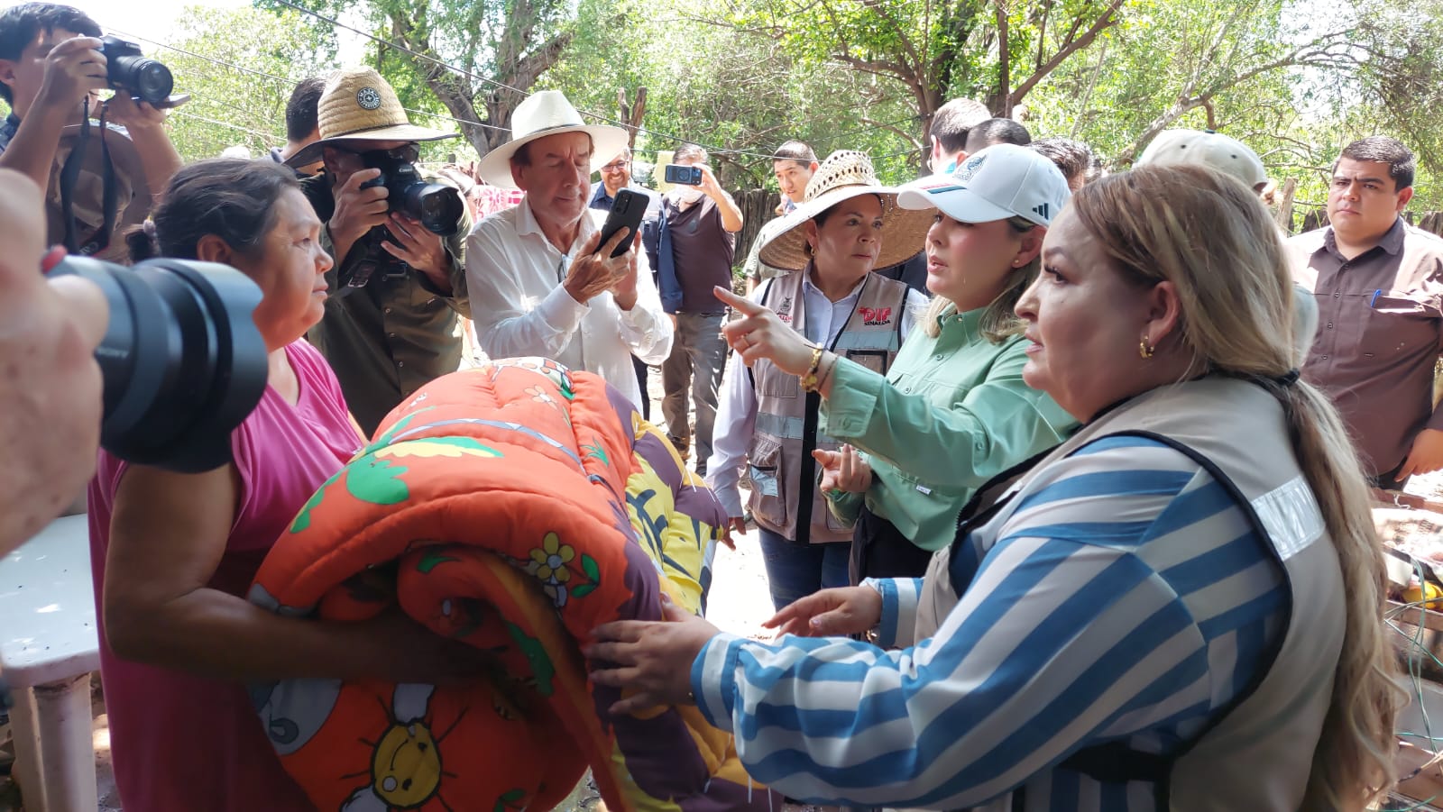 Gobernadora recorre comunidades afectadas por lluvias