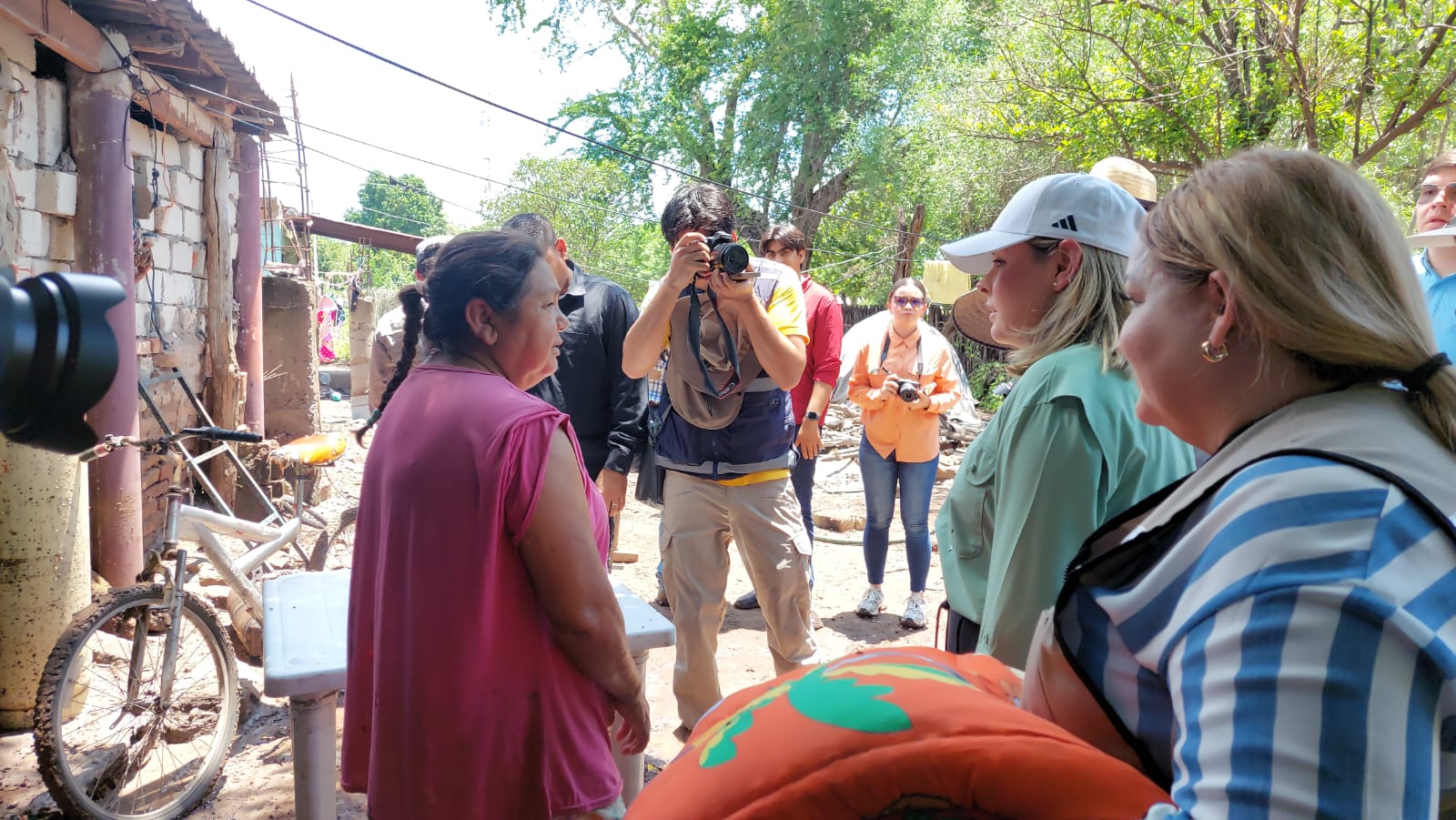 Gobernadora recorre comunidades afectadas por lluvias