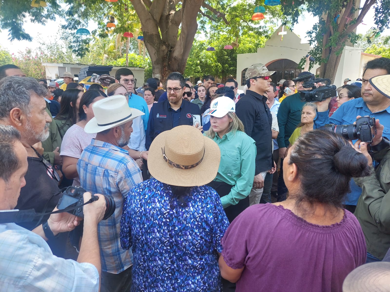 Gobernadora recorre comunidades afectadas por lluvias