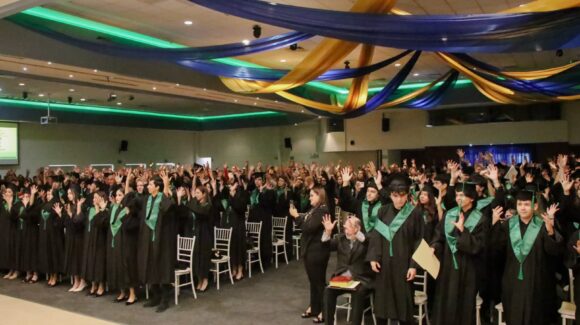Egresa de Cobaes generación de alumnos que aprendió Lengua de Señas Mexicana para incluir a compañeros con discapacidad auditiva