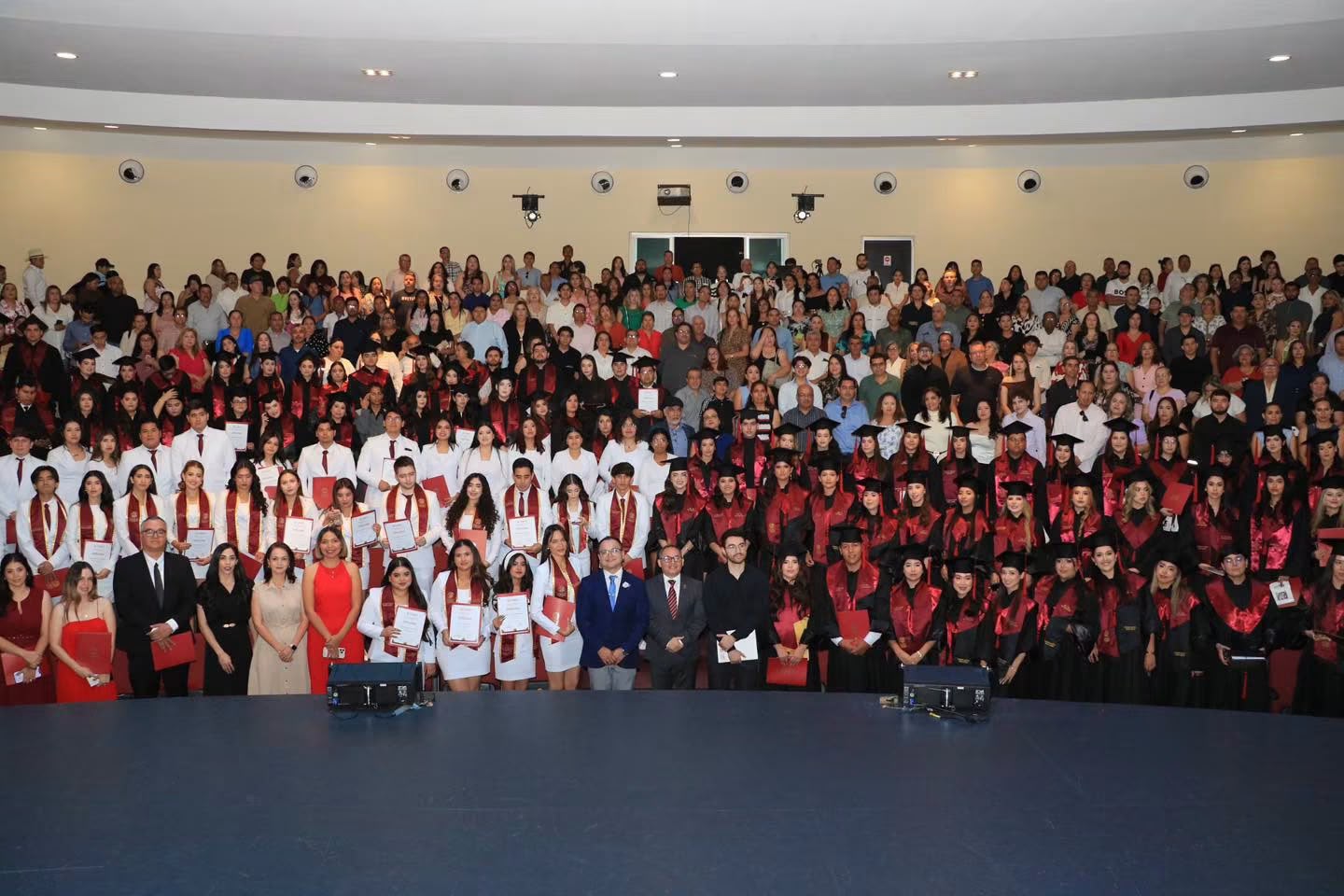 Graduación de alumnos de la UAdeO