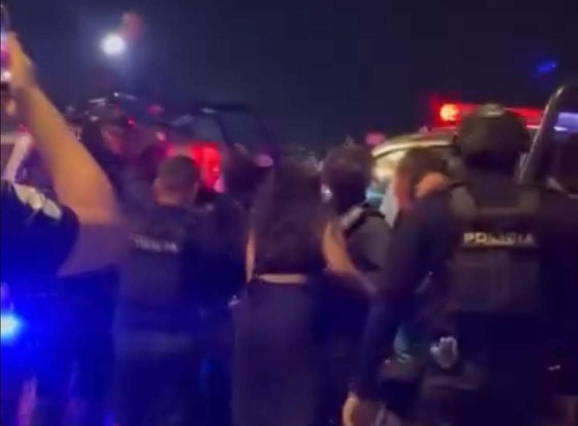 Hay detenidos tras los festejos por el triunfo de México en el malecón de Mazatlán, Sinaloa