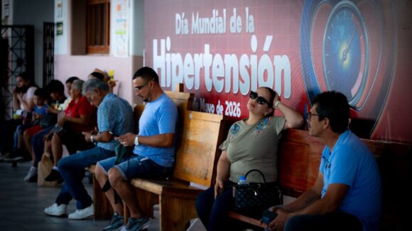 ¿Dolor de cabeza o mareos al despertar? Especialista de la UAS advierte sobre los riesgos del “pico matutino” en la hipertensión arterial